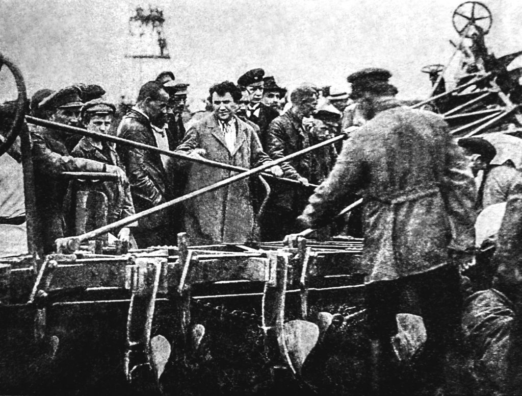 C2-b-grigory_zinoviev_first_soviet_electric_plow_1923 - Gauche ...