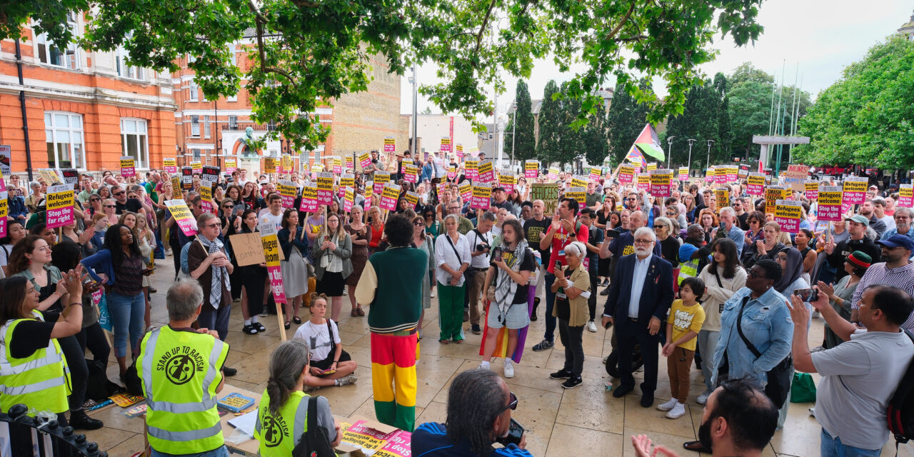 L’horreur au cœur de la farce. Sur les émeutes racistes au Royaume-Uni