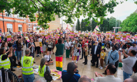 L’horreur au cœur de la farce. Sur les émeutes racistes au Royaume-Uni